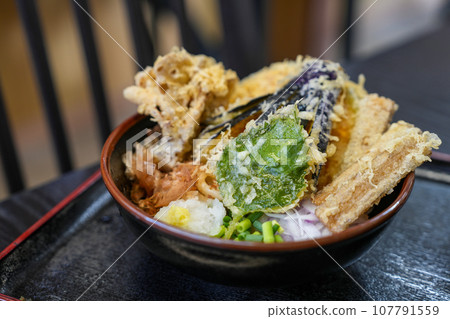 Sanuki udon topped with vegetable tempura 107791559