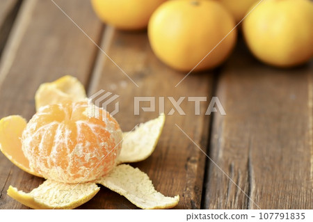 Small peeled Kumamoto mandarins: Sweet and delicious winter mandarins 107791835
