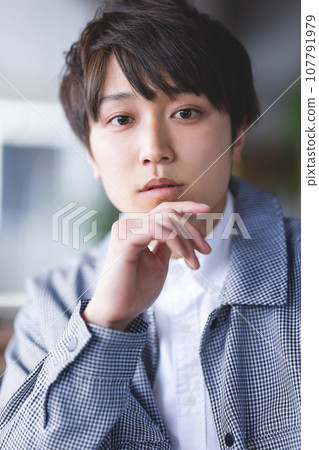 一個嚴肅的表情的男人 107791979