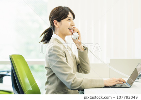 女人在辦公室接電話 107792049
