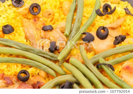 雞肉海鮮飯、地中海美食、黑橄欖、青豆、米飯、番紅花黃 107792054