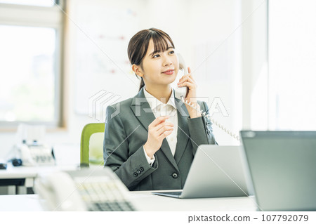 女人在辦公室接電話 女人在辦公室接電話 107792079