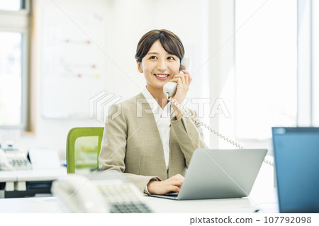 女人在辦公室接電話 107792098