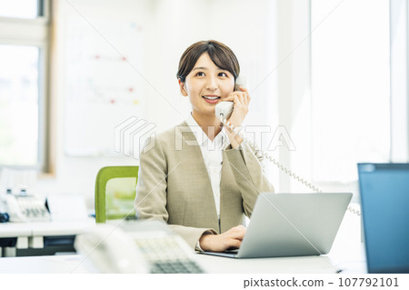 女人在辦公室接電話 107792101