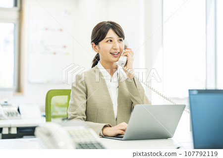 女人在辦公室接電話 107792119