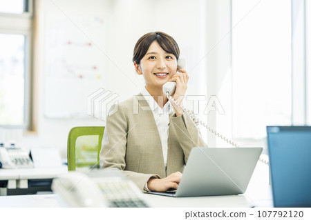 女人在辦公室接電話 107792120