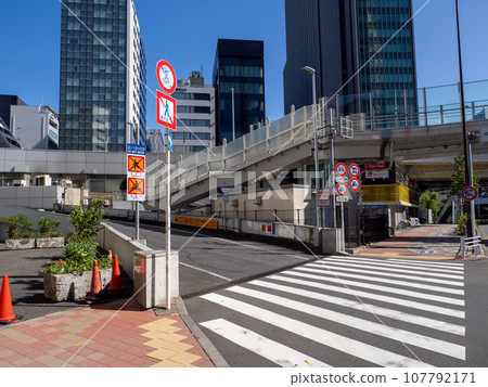東京高速公路新橋入口及封閉式車輛管制標誌 東京高速公路新橋入口及封閉式車輛管制標誌 107792171