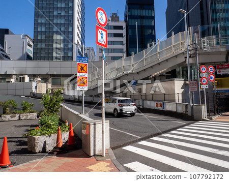 東京高速公路新橋入口及封閉式車輛管制標誌 東京高速公路新橋入口及封閉式車輛管制標誌 107792172