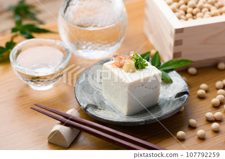 說到日本料理,豆腐(日本料理)就是用大豆製成的一種營養豐富的豆腐。豆腐料理,硬豆腐。 說到日本料理,豆腐(日本料理)就是用大豆製成的一種營養豐富的豆腐。豆腐料理,硬豆腐。 107792259