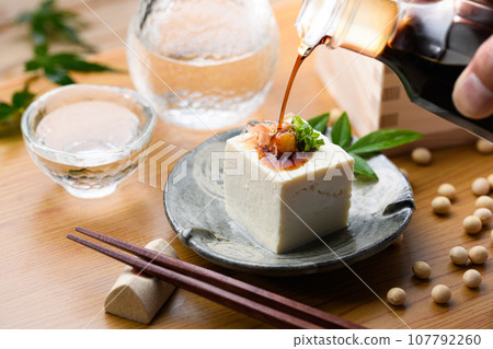 說到日本料理，豆腐（日本料理）就是用大豆製成的一種營養豐富的豆腐。豆腐料理，硬豆腐。 107792260