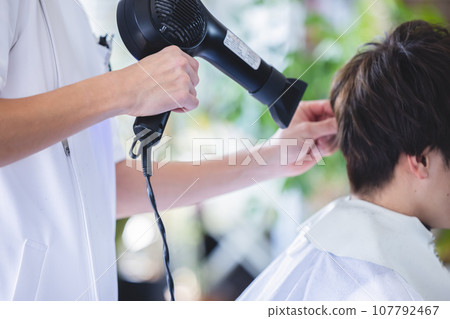 一個男人戴著吹風機 一個男人戴著吹風機 107792467