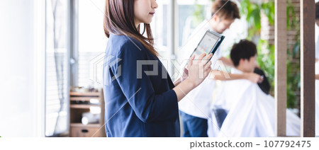 一個操作平板電腦的女人 107792475