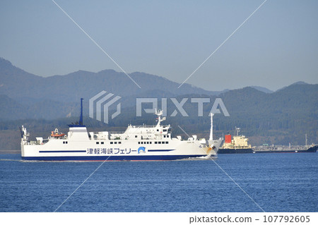 拍攝北海道函館秋季津輕海峽渡輪進出港口的景色 107792605