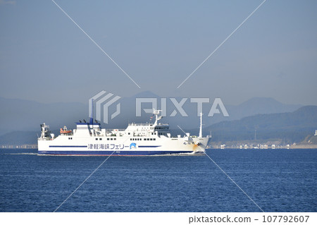 拍攝北海道函館秋季津輕海峽渡輪進出港口的景色 107792607