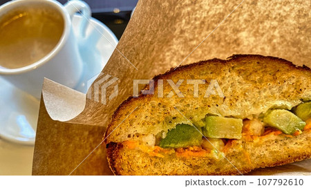 在食堂吃熱三明治 在食堂吃熱三明治 107792610