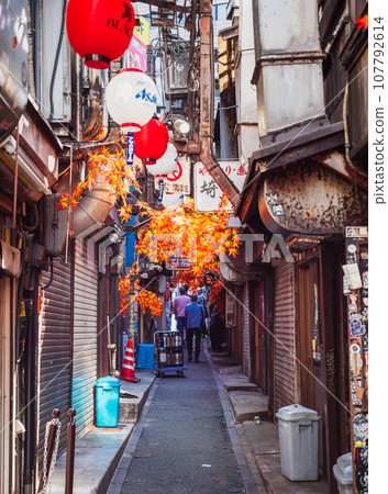 Shinjuku Memory Alley 107792614