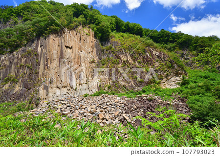 Shiroishi City, Miyagi Prefecture, columnar joints called "Zaimokuiwa". Photographed on August 10, 2023. 107793023