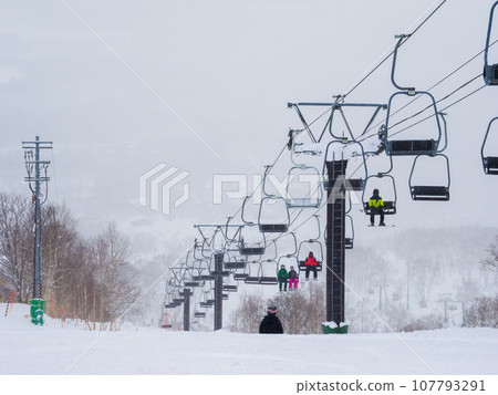 Ski resort lift on a snowy day (Niseko, Hokkaido) 107793291