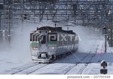 快速列車「機場」帶著雪雲接近苗保站 快速列車「機場」帶著雪雲接近苗保站 107793589