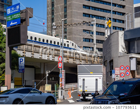 與東京高速公路土橋入口平行運行的東海道新幹線 與東京高速公路土橋入口平行運行的東海道新幹線 107793611