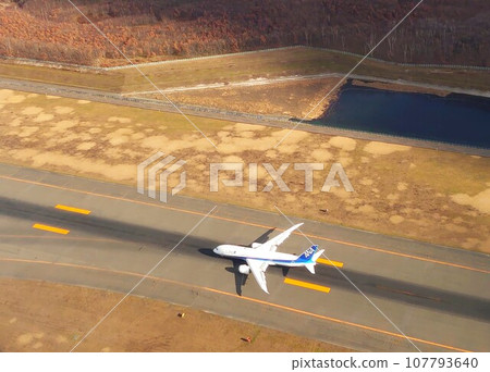 全日空 B787-8 在新千歲機場跑道 01R 01L 等待起飛 107793640