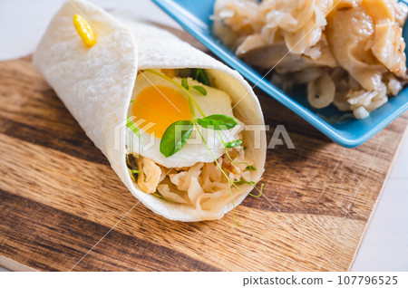 用蘿蔔乾和冷凍煎蛋包裝三明治 107796525