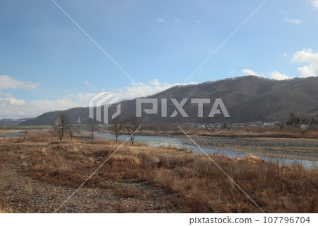 冬天的千曲川(長野縣上田市:從別所線千曲川大橋往上游望去) 冬天的千曲川(長野縣上田市:從別所線千曲川大橋往上游望去) 107796704