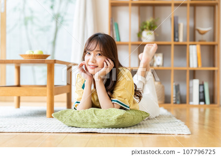 Young woman relaxing in the living room 107796725