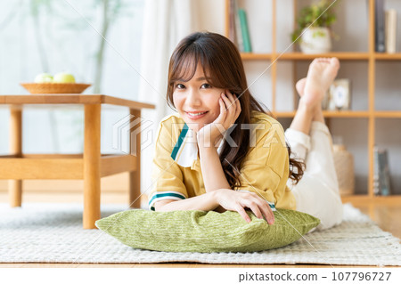 Young woman relaxing in the living room 107796727