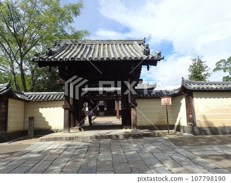 東大寺,正式名稱為奈良大佛寺,位於奈良縣奈良市,是金光名四天王護國寺的寺廟。 東大寺,正式名稱為奈良大佛寺,位於奈良縣奈良市,是金光名四天王護國寺的寺廟。 107798190