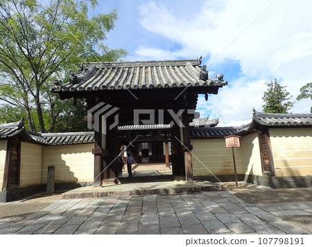 東大寺,正式名稱為奈良大佛寺,位於奈良縣奈良市,是金光名四天王護國寺的寺廟。 東大寺,正式名稱為奈良大佛寺,位於奈良縣奈良市,是金光名四天王護國寺的寺廟。 107798191