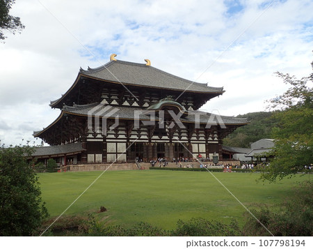 東大寺,正式名稱為奈良大佛寺,位於奈良縣奈良市,是金光名四天王護國寺的寺廟。 東大寺,正式名稱為奈良大佛寺,位於奈良縣奈良市,是金光名四天王護國寺的寺廟。 107798194