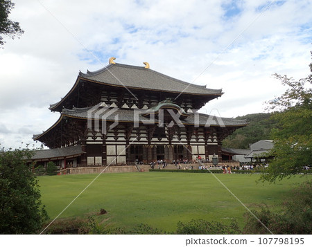 東大寺,正式名稱為奈良大佛寺,位於奈良縣奈良市,是金光名四天王護國寺的寺廟。 東大寺,正式名稱為奈良大佛寺,位於奈良縣奈良市,是金光名四天王護國寺的寺廟。 107798195