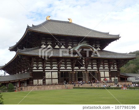 東大寺,正式名稱為奈良大佛寺,位於奈良縣奈良市,是金光名四天王護國寺的寺廟。 東大寺,正式名稱為奈良大佛寺,位於奈良縣奈良市,是金光名四天王護國寺的寺廟。 107798196