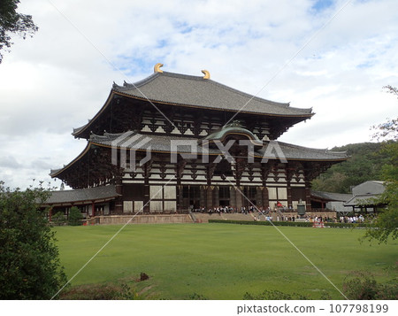 東大寺,正式名稱為奈良大佛寺,位於奈良縣奈良市,是金光名四天王護國寺的寺廟。 東大寺,正式名稱為奈良大佛寺,位於奈良縣奈良市,是金光名四天王護國寺的寺廟。 107798199