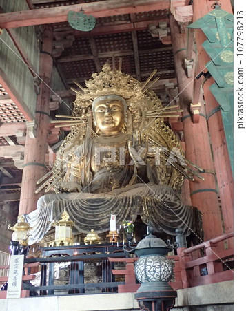 東大寺,正式名稱為奈良大佛寺,位於奈良縣奈良市,是金光名四天王護國寺的寺廟。 東大寺,正式名稱為奈良大佛寺,位於奈良縣奈良市,是金光名四天王護國寺的寺廟。 107798213