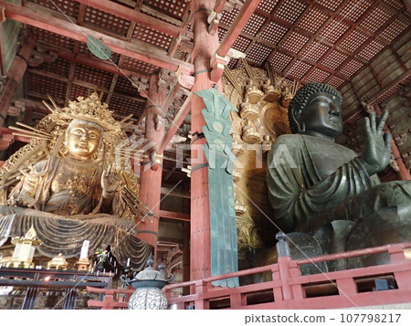 東大寺,正式名稱為奈良大佛寺,位於奈良縣奈良市,是金光名四天王護國寺的寺廟。 東大寺,正式名稱為奈良大佛寺,位於奈良縣奈良市,是金光名四天王護國寺的寺廟。 107798217