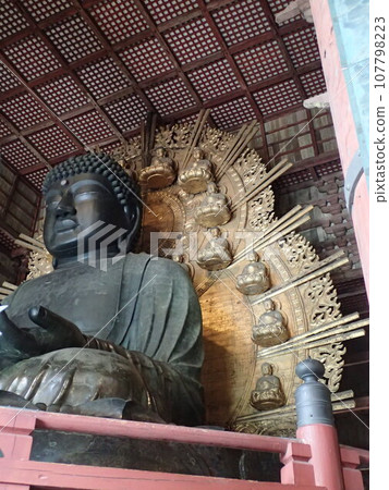 東大寺，正式名稱為奈良大佛寺，位於奈良縣奈良市，是金光名四天王護國寺的寺廟。 107798223
