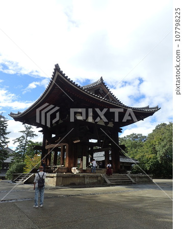東大寺,正式名稱為奈良大佛寺,位於奈良縣奈良市,是金光名四天王護國寺的寺廟。 東大寺,正式名稱為奈良大佛寺,位於奈良縣奈良市,是金光名四天王護國寺的寺廟。 107798225