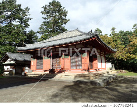 東大寺,正式名稱為奈良大佛寺,位於奈良縣奈良市,是金光名四天王護國寺的寺廟。 東大寺,正式名稱為奈良大佛寺,位於奈良縣奈良市,是金光名四天王護國寺的寺廟。 107798241