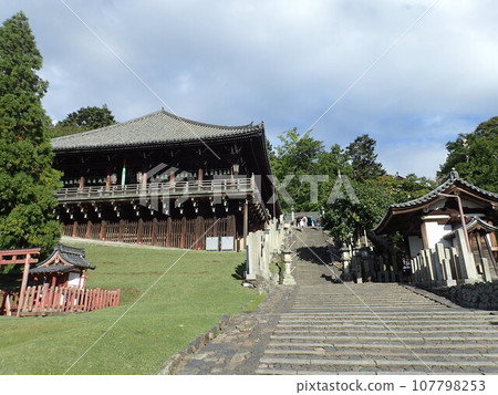 東大寺,正式名稱為奈良大佛寺,位於奈良縣奈良市,是金光名四天王護國寺的寺廟。 東大寺,正式名稱為奈良大佛寺,位於奈良縣奈良市,是金光名四天王護國寺的寺廟。 107798253