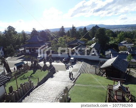 東大寺,正式名稱為奈良大佛寺,位於奈良縣奈良市,是金光名四天王護國寺的寺廟。 東大寺,正式名稱為奈良大佛寺,位於奈良縣奈良市,是金光名四天王護國寺的寺廟。 107798260