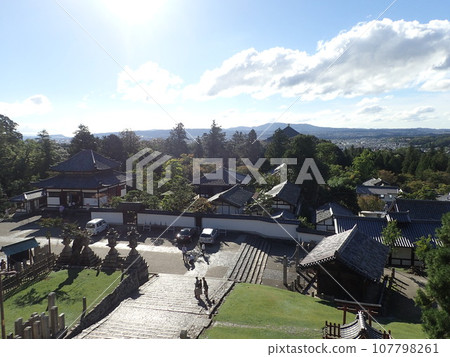 東大寺,正式名稱為奈良大佛寺,位於奈良縣奈良市,是金光名四天王護國寺的寺廟。 東大寺,正式名稱為奈良大佛寺,位於奈良縣奈良市,是金光名四天王護國寺的寺廟。 107798261