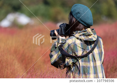 一名婦女在伊賀野的地膚地拍照 一名婦女在伊賀野的地膚地拍照 107798506