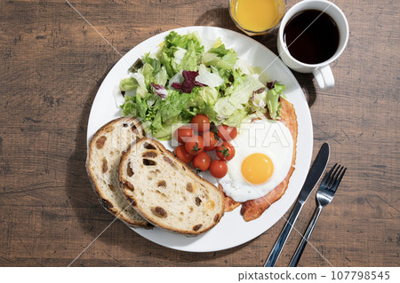 One plate breakfast, coffee and orange juice 107798545
