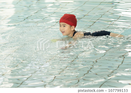 女孩在兒童泳池裡游泳 女孩在兒童泳池裡游泳 107799133