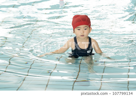 女孩在兒童泳池裡游泳 女孩在兒童泳池裡游泳 107799134
