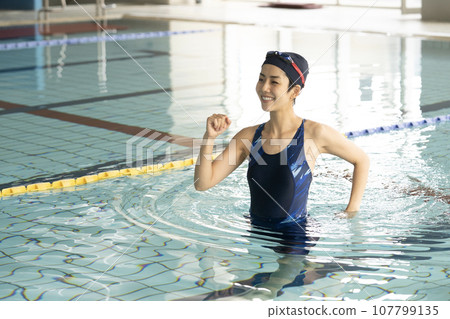 在室內游泳池散步的女人 在室內游泳池散步的女人 107799135