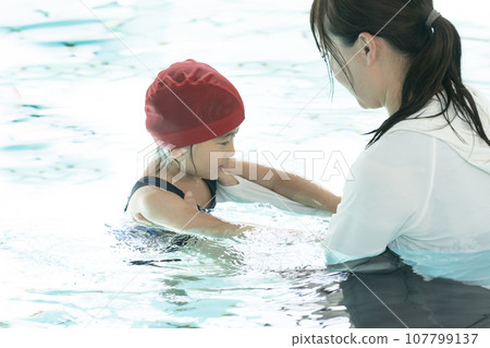 家長和孩子在兒童泳池玩耍 107799137