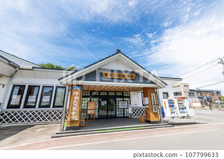青森縣五所川原市,津輕三味線大廳在陽光明媚的日子 青森縣五所川原市,津輕三味線大廳在陽光明媚的日子 107799633
